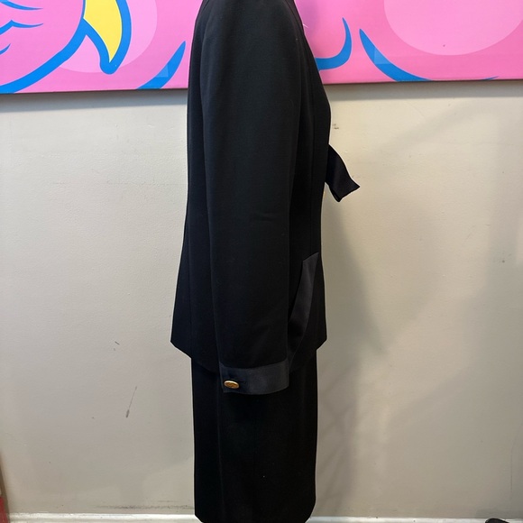 Chanel black wool skirt suit - Picture 4 of 12